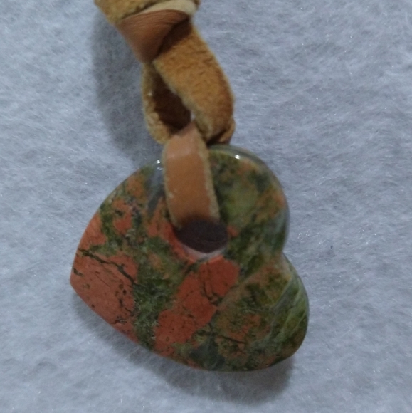 LEATHER NECKLACE WITH HEART STONE PENDANT - Picture 2 of 5